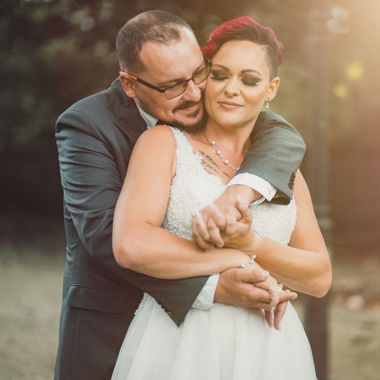 Hochzeitsfotografie – Brautpaar bei einer emotionalen Umarmung